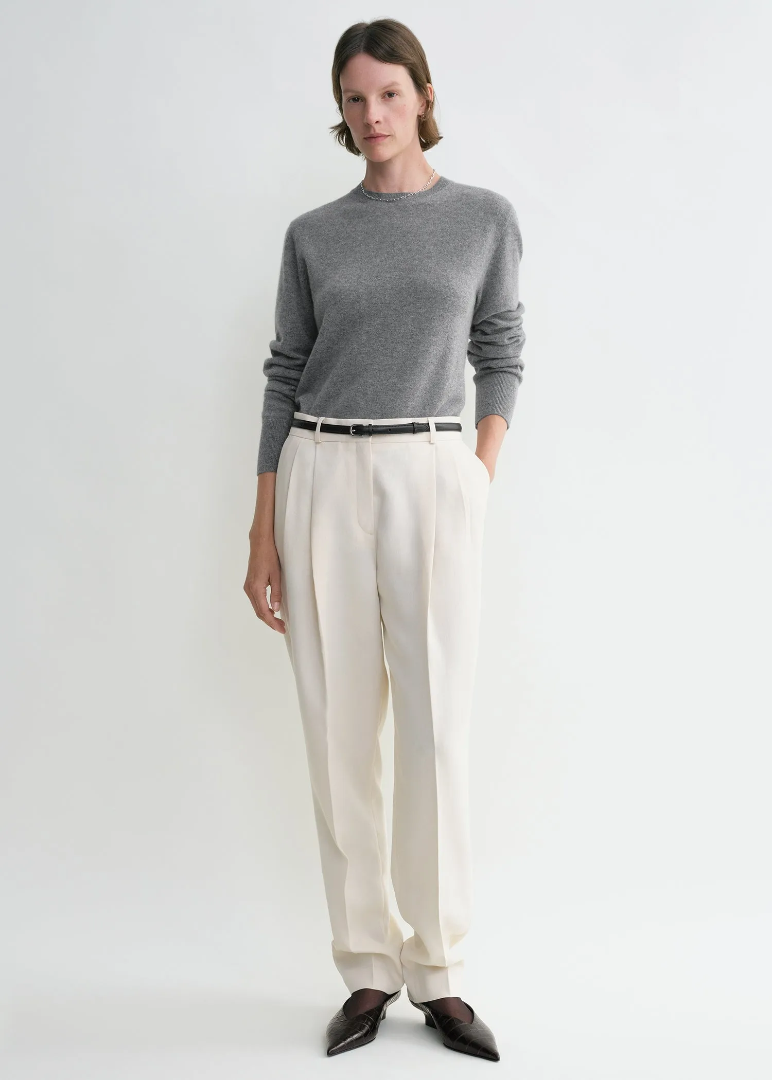 Double-pleated tailored trousers snow