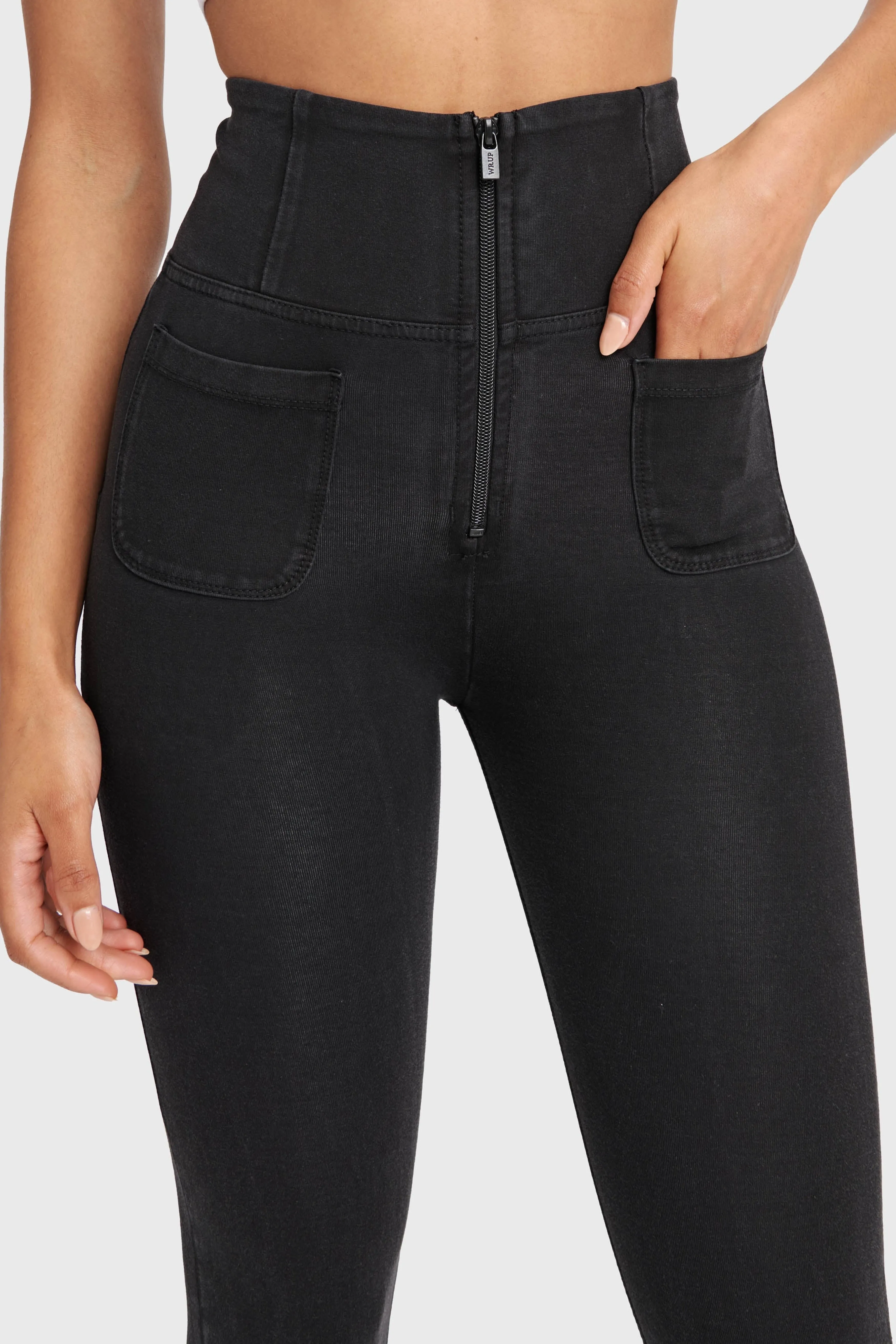 Super High-Rise Black Denim Pants with Front Pocket 7/8 Ankle Length